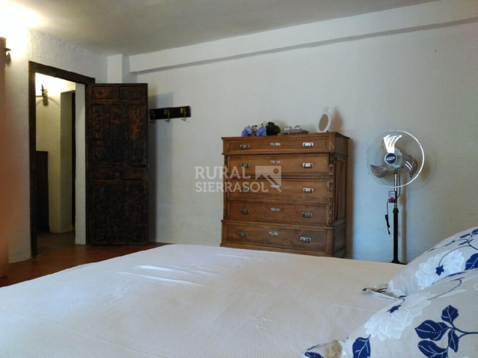Dormitorio con cama de matrimonio de Casa rural en Alcaucín (Málaga)-3698
