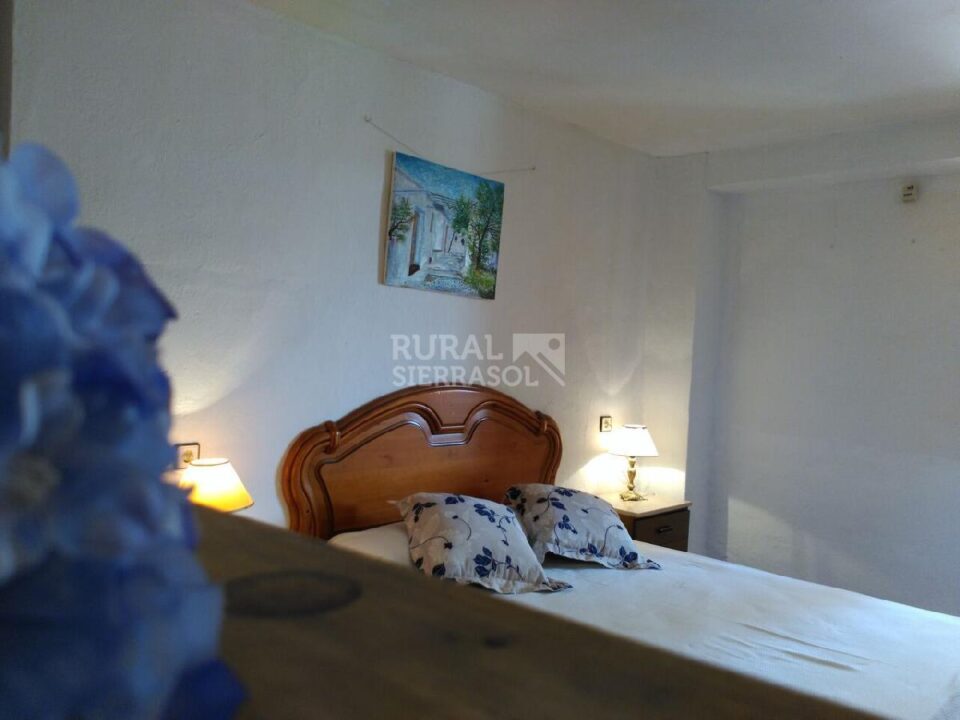 Dormitorio con cama doble de Casa rural en Alcaucín (Málaga)-3698