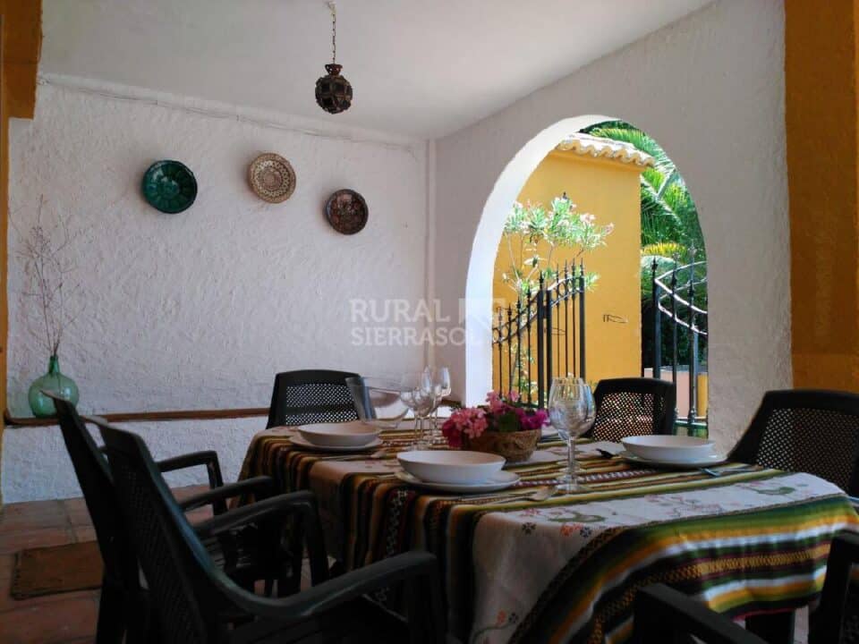 Mesa en porche de Casa rural en Alcaucín (Málaga)-3698