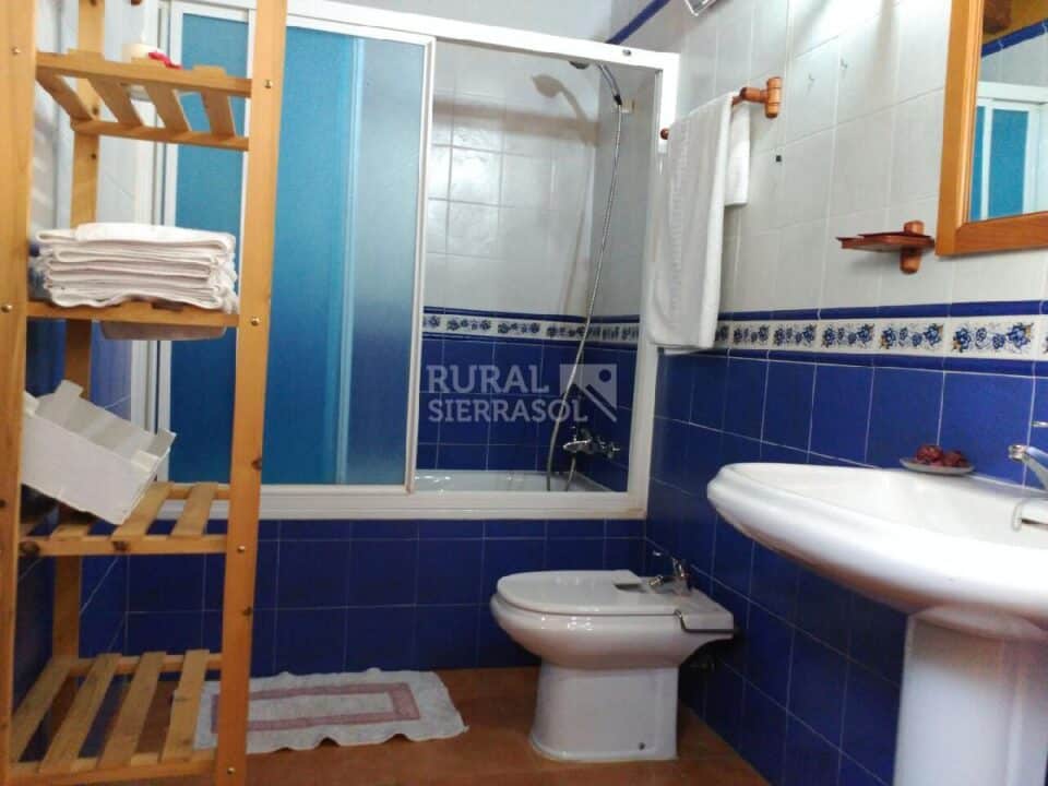 Baño azul de Casa rural en Alcaucín (Málaga)-3698
