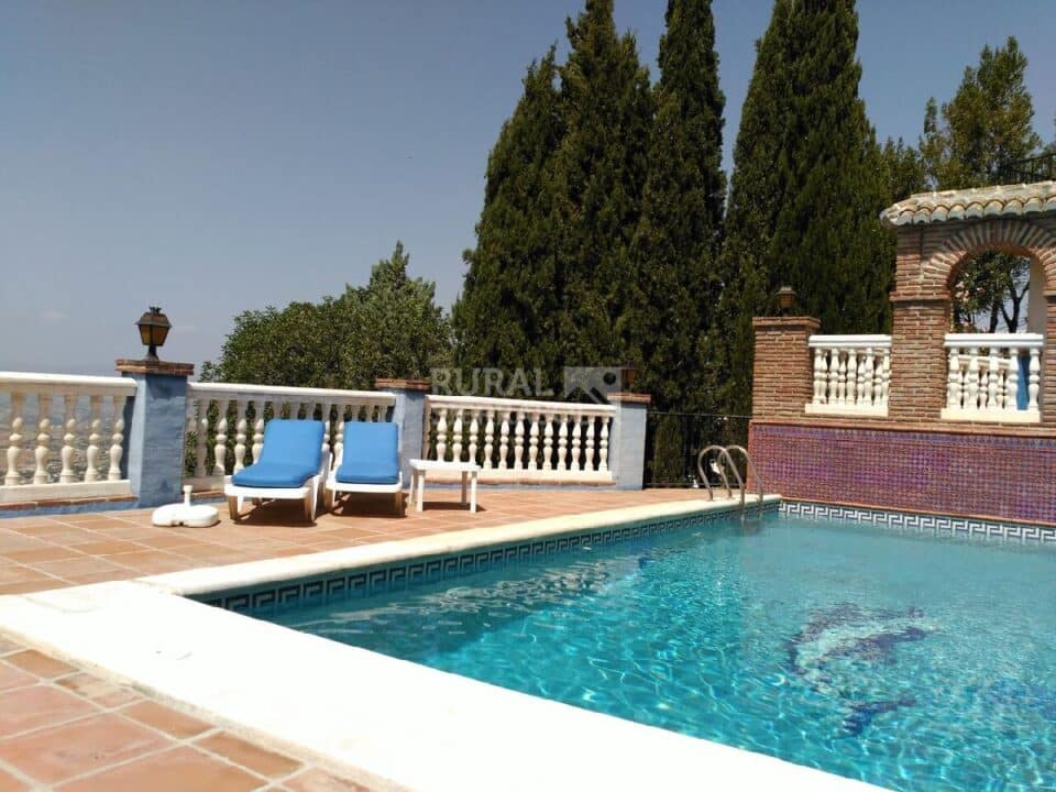 Piscina y hamacas de Casa rural en Alcaucín (Málaga)-3698