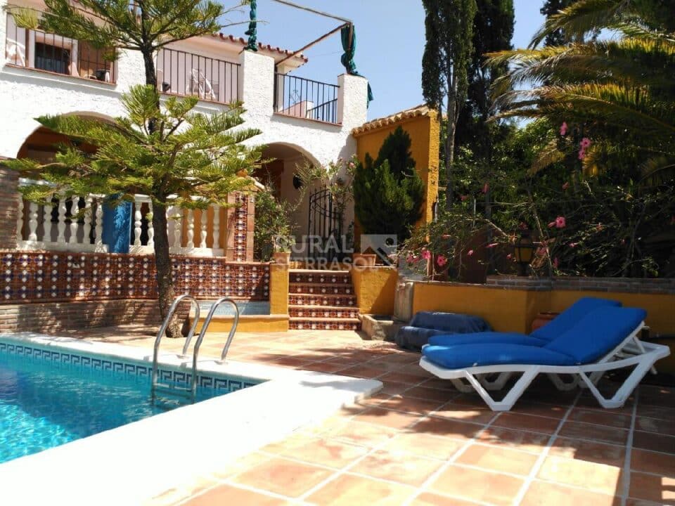 Hamacas, piscina y fachada de Casa rural en Alcaucín (Málaga)-3698