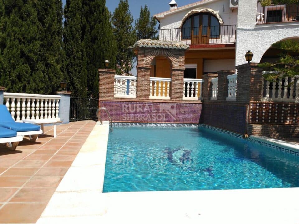 Piscina y fachada de Casa rural en Alcaucín (Málaga)-3698