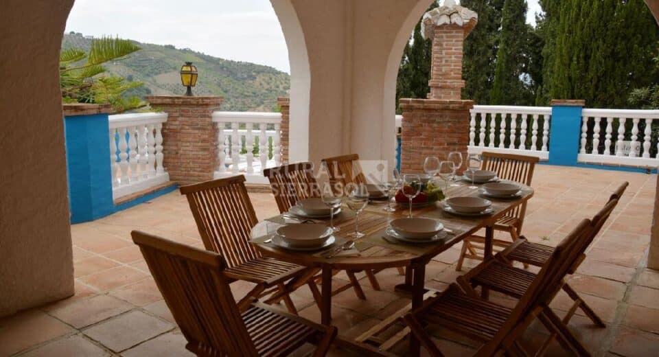Mesa en porche de Casa rural en Alcaucín (Málaga)-3698
