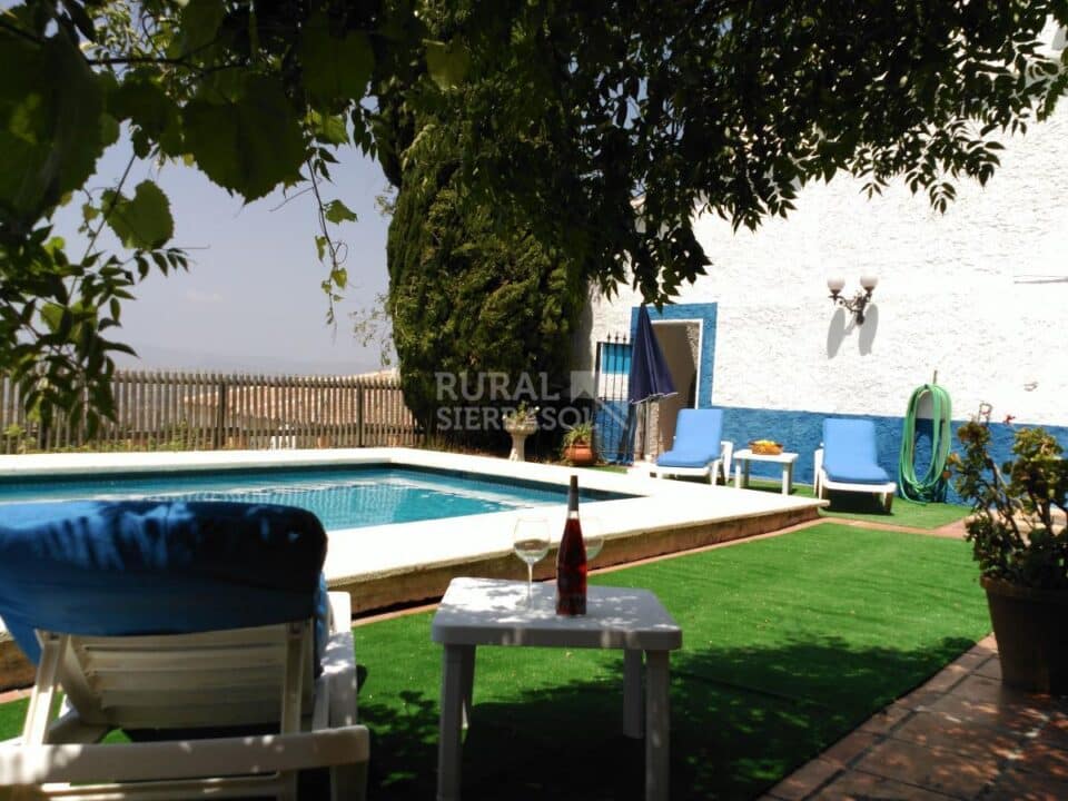 Piscina y tumbonas de Casa rural en Alcaucín (Málaga)-3699