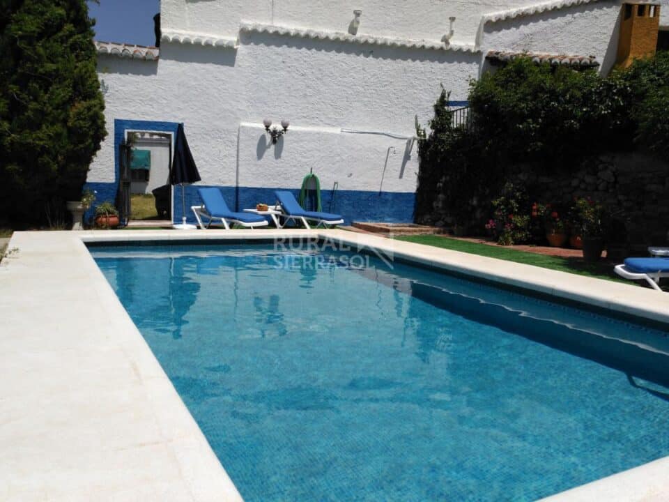 Piscina y fachada de Casa rural en Alcaucín (Málaga)-3699