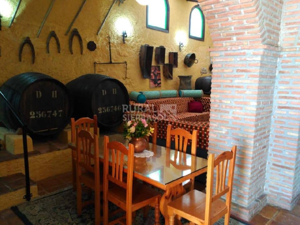 Mesa de salón decorado con aperos de labranza en Casa rural en Alcaucín (Málaga)-3699