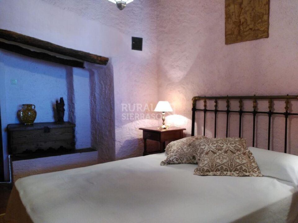 Dormitorio con cama doble de Casa rural en Alcaucín (Málaga)-3699
