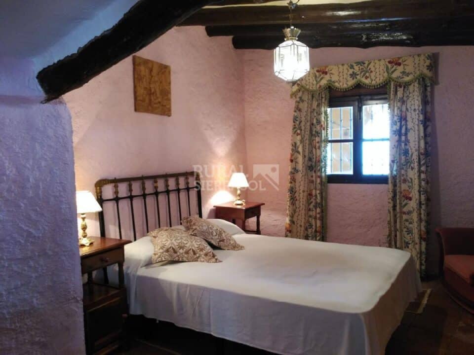 Dormitorio con cama de matrimonio de Casa rural en Alcaucín (Málaga)-3699