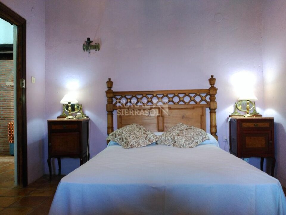 Dormitorio con cama doble de Casa rural en Alcaucín (Málaga)-3699