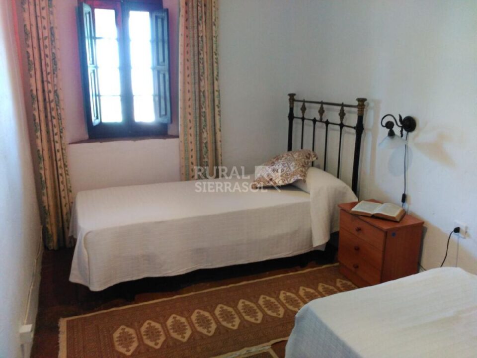 Dormitorio con dos camas individuales de Casa rural en Alcaucín (Málaga)-3699