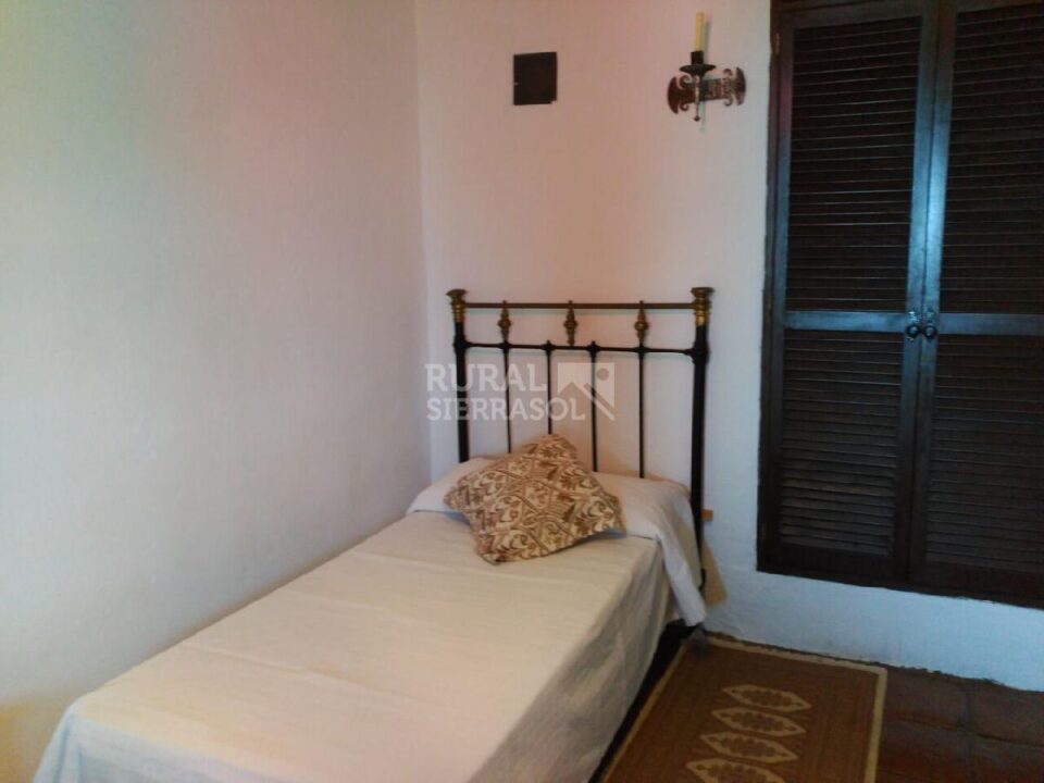 Cama en dormitorio de Casa rural en Alcaucín (Málaga)-3699