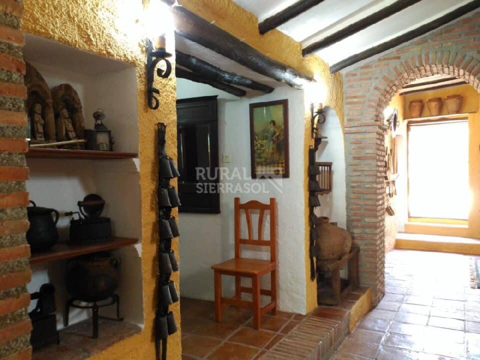 Pasillo decorado con aperos de labranza en Casa rural en Alcaucín (Málaga)-3699