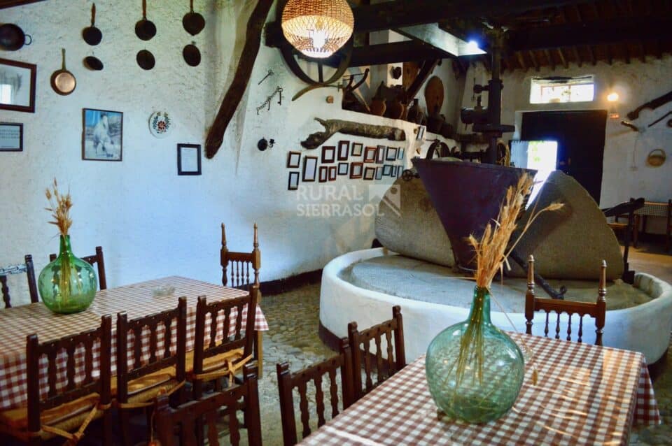 Coqueta Casa Rural en Alfarnatejo con piscina, gran jardín y chimenea - Imagen 19