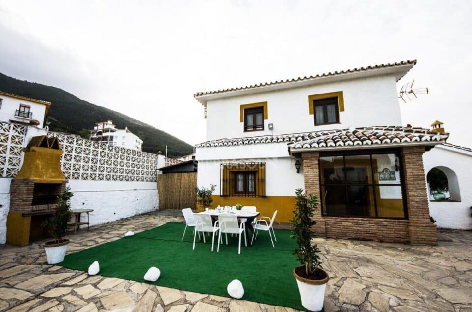 Barbacoa en patio de Casa rural en Alcaucín (Málaga)-3700