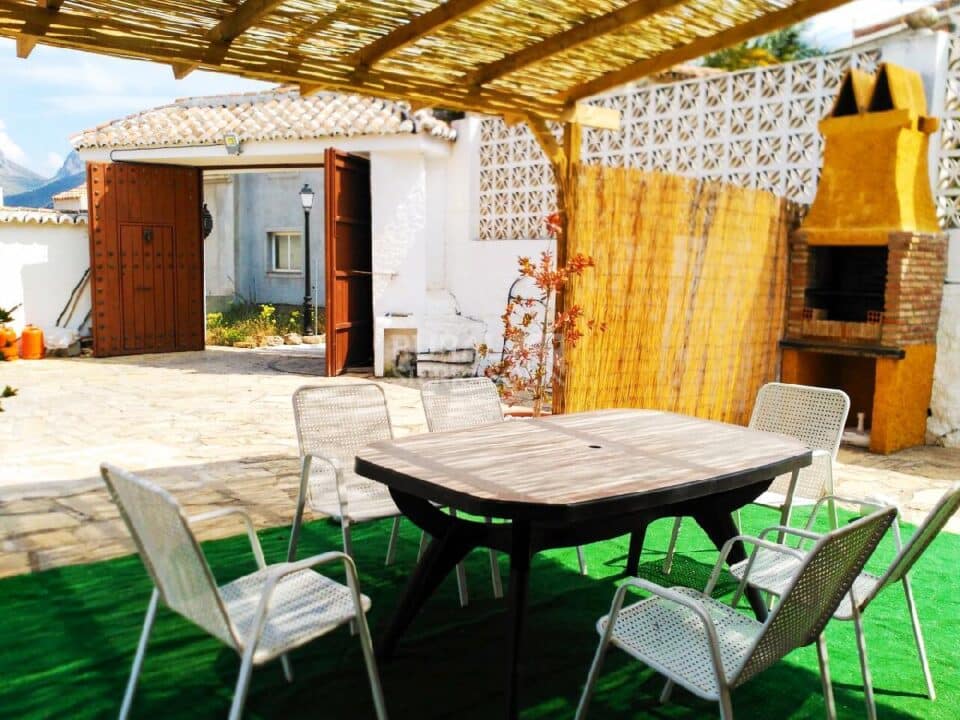 Mesa de exterior y barbacoa en Casa rural en Alcaucín (Málaga)-3700