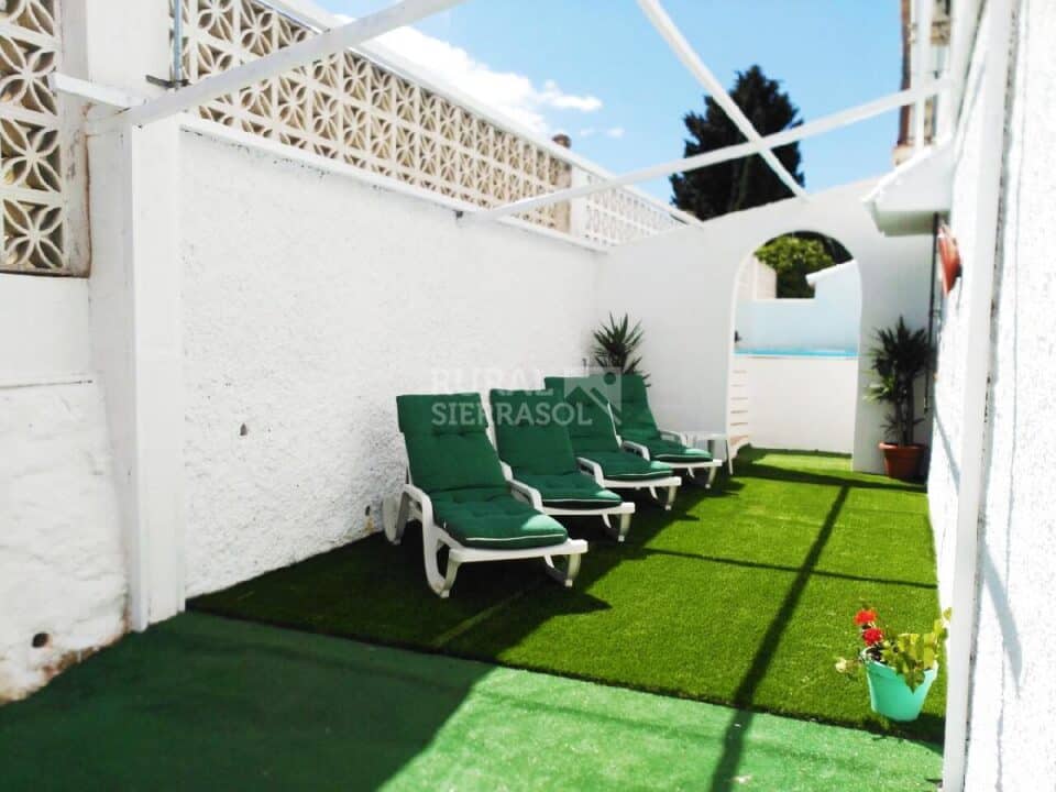 Terraza y hamacas de Casa rural en Alcaucín (Málaga)-3700