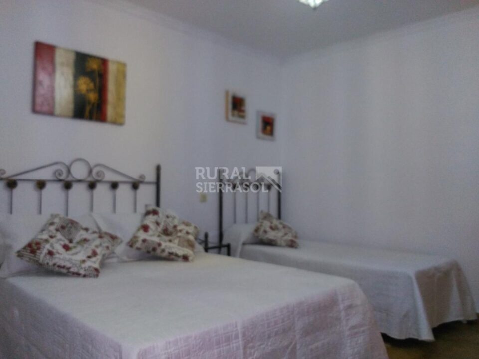 Dormitorio con cama doble y cama individual de Casa rural en Alcaucín (Málaga)-3700