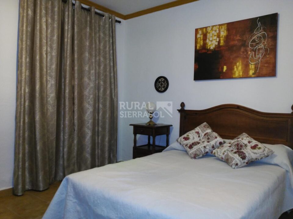 Dormitorio con cama de matrimonio de Casa rural en Alcaucín (Málaga)-3700