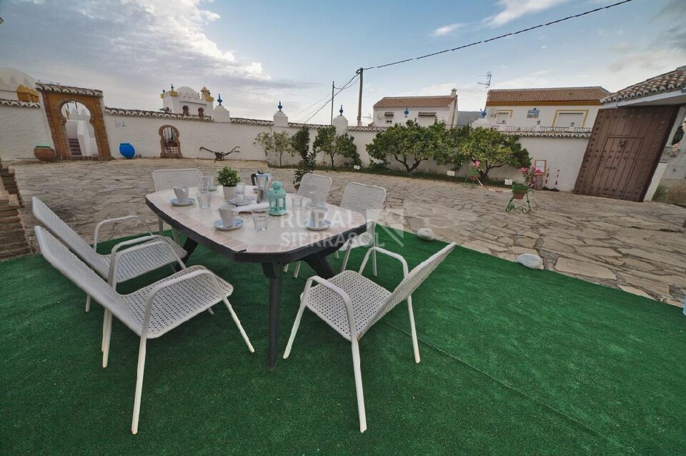 Terraza con mesa de exterior de Casa rural en Alcaucín (Málaga)-3700