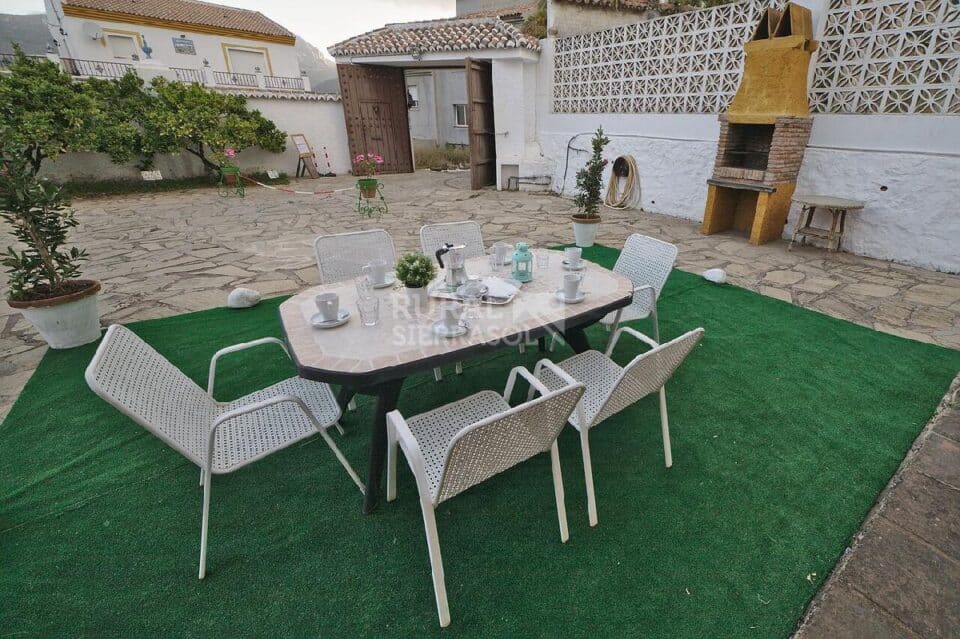 Terraza con mesa y barbacoa de Casa rural en Alcaucín (Málaga)-3700