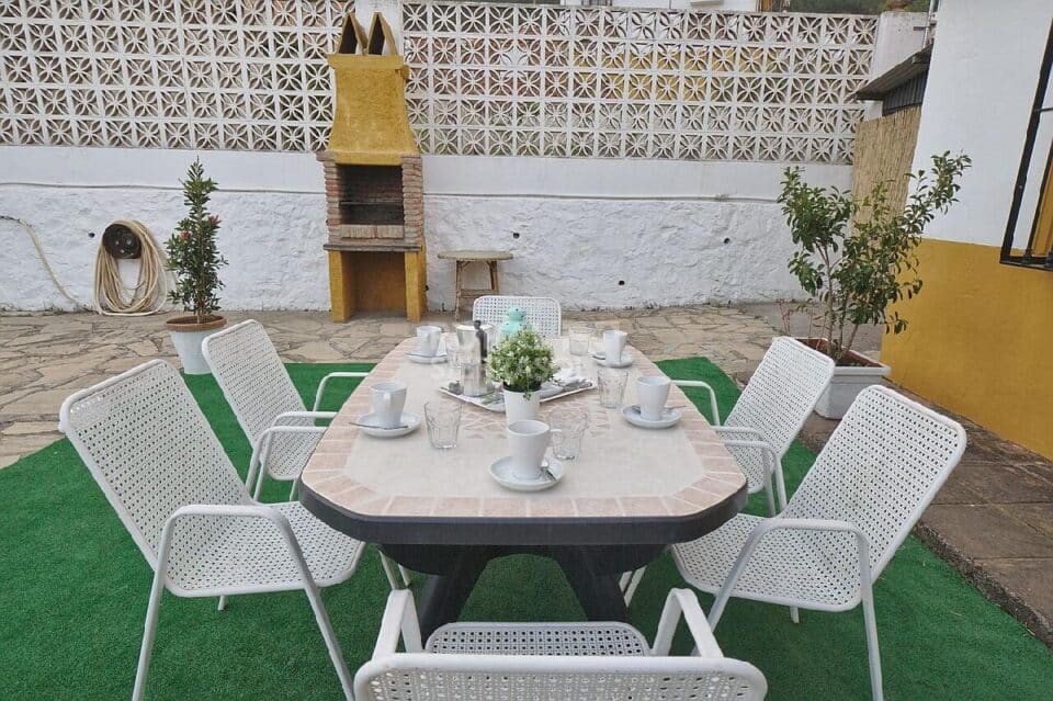 Mesa y barbacoa en terraza de Casa rural en Alcaucín (Málaga)-3700