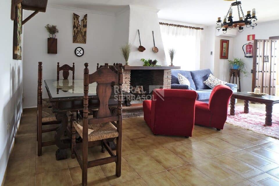 Salón con mesa y chimenea de Casa rural en Alcaucín (Málaga)-3700