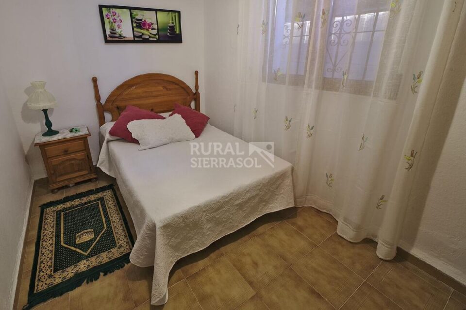 Dormitorio con cama doble en Casa rural en Alcaucín (Málaga)-3700