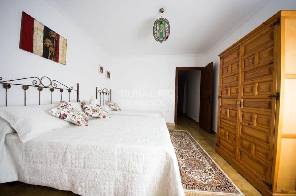 Dormitorio con cama de matrimonio de Casa rural en Alcaucín (Málaga)-3700