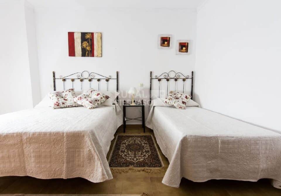 Dormitorio con dos camas individuales de Casa rural en Alcaucín (Málaga)-3700