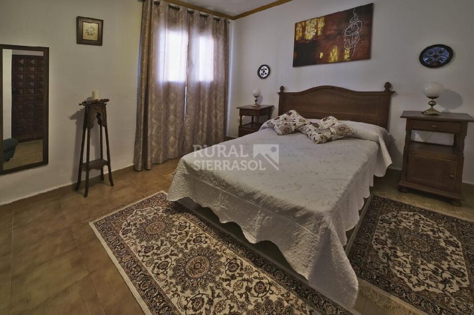 Dormitorio con cama doble de Casa rural en Alcaucín (Málaga)-3700
