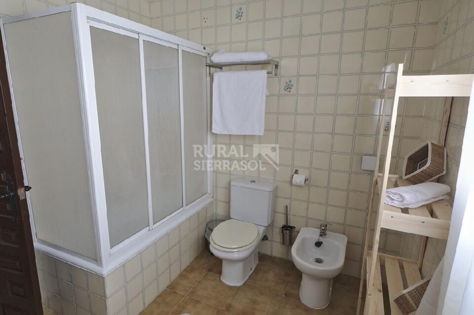 Baño con bañera de Casa rural en Alcaucín (Málaga)-3700