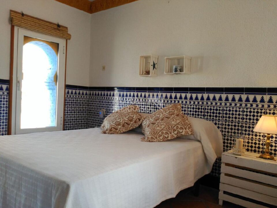 Dormitorio con cama doble de Casa rural en Alcaucín (Málaga)-3701