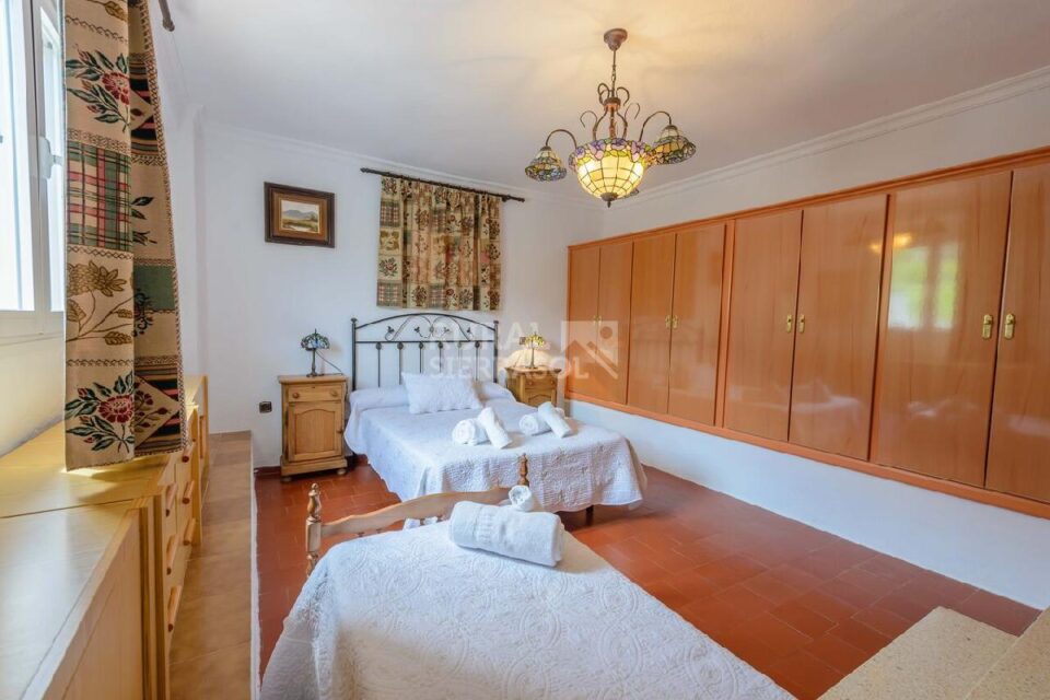 Dormitorio con cama doble y cama individual de Casa rural en Alcaucín (Málaga)-3714
