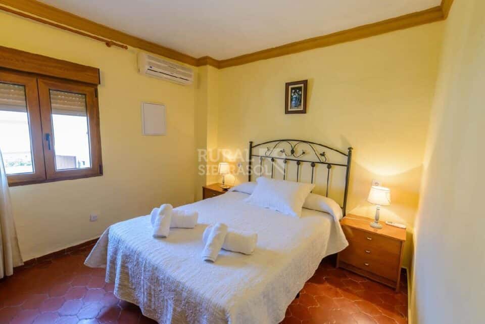 Dormitorio con cama de matrimonio de Casa rural en Alcaucín (Málaga)-3714