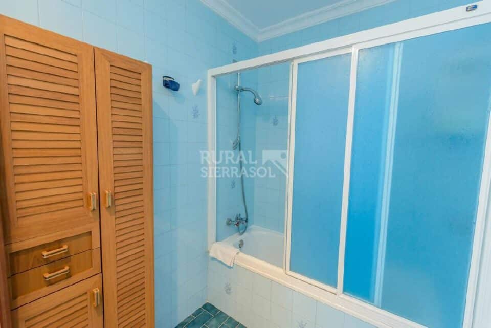 Baño con bañera de Casa rural en Alcaucín (Málaga)-3714