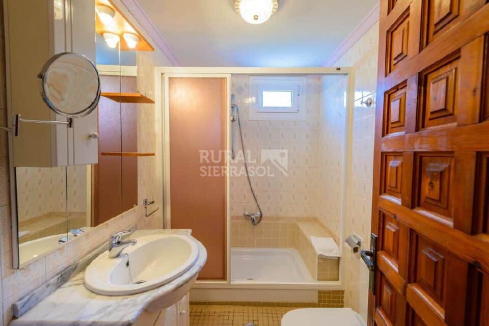 Baño con ducha de Casa rural en Alcaucín (Málaga)-3714