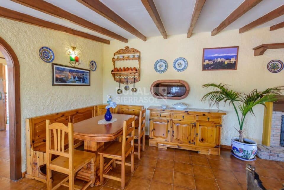Mesa y mueble de salón en Casa rural en Alcaucín (Málaga)-3714
