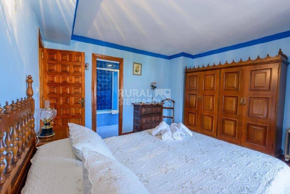 Dormitorio con cama doble de Casa rural en Alcaucín (Málaga)-3714