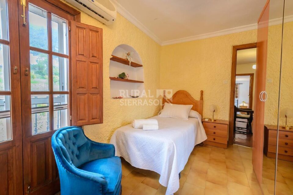 Cama individual en dormitorio de Casa rural en Alcaucín (Málaga)-3714