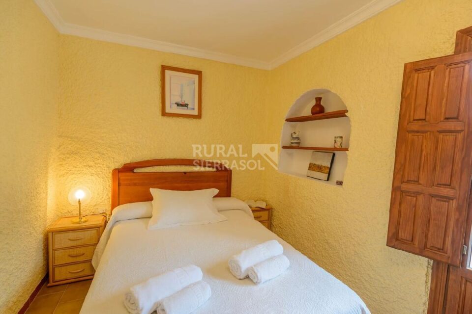 Dormitorio de matrimonio de Casa rural en Alcaucín (Málaga)-3714