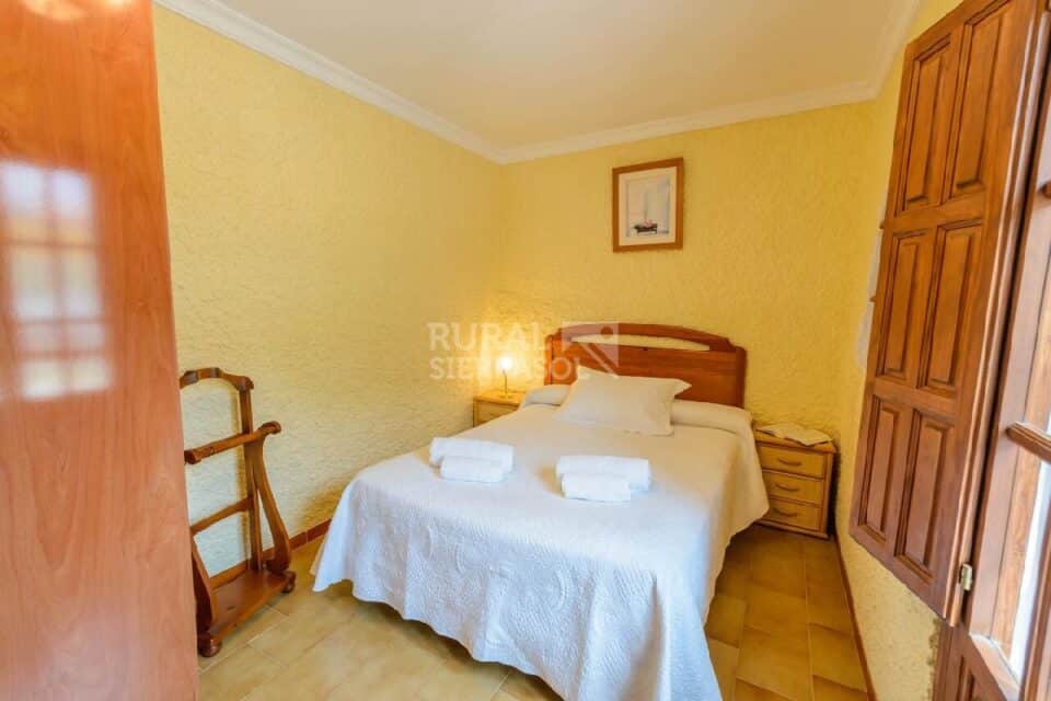 Dormitorio de cama doble de Casa rural en Alcaucín (Málaga)-3714