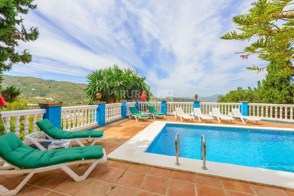 Piscina con hamacas de Casa rural en Alcaucín (Málaga)-3714