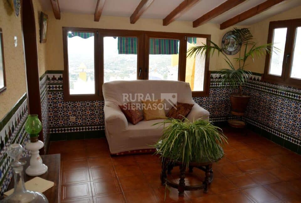 Vestíbulo con sofá de Casa rural en Alcaucín (Málaga)-3714