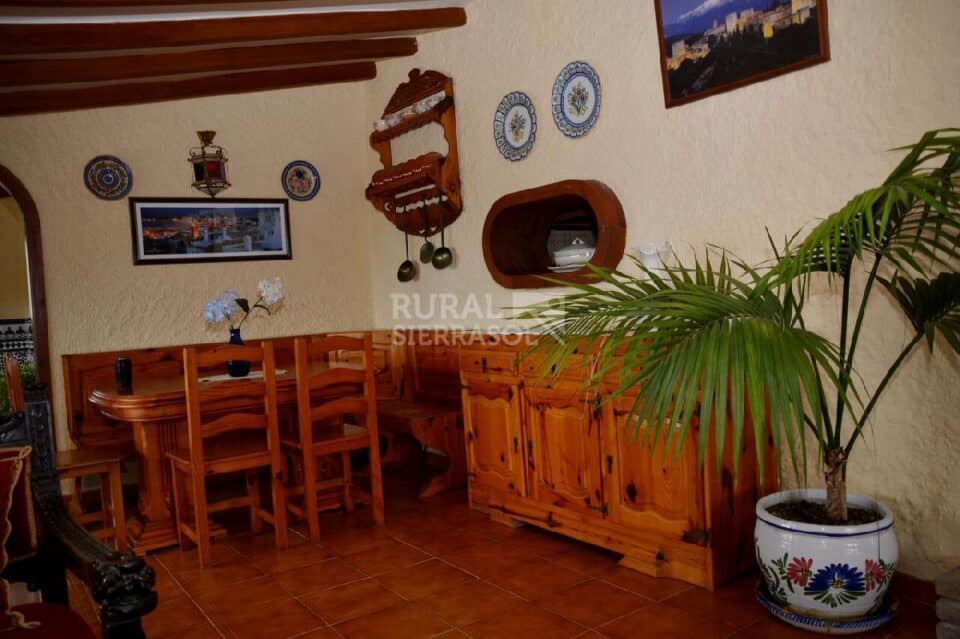 Mesa y mueble de Casa rural en Alcaucín (Málaga)-3714