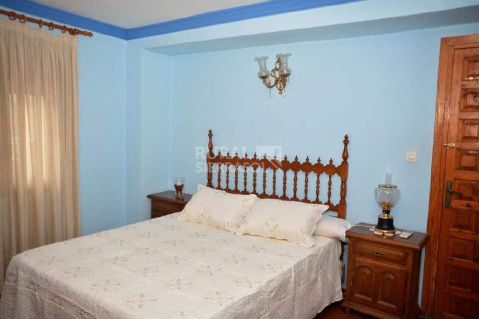 Dormitorio con cama doble de Casa rural en Alcaucín (Málaga)-3714