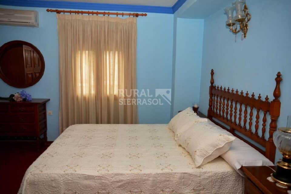 Dormitorio azul con cama doble en Casa rural en Alcaucín (Málaga)-3714