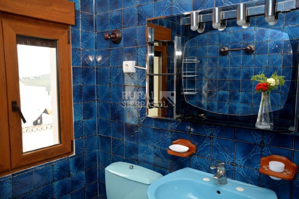 Baño azul de Casa rural en Alcaucín (Málaga)-3714