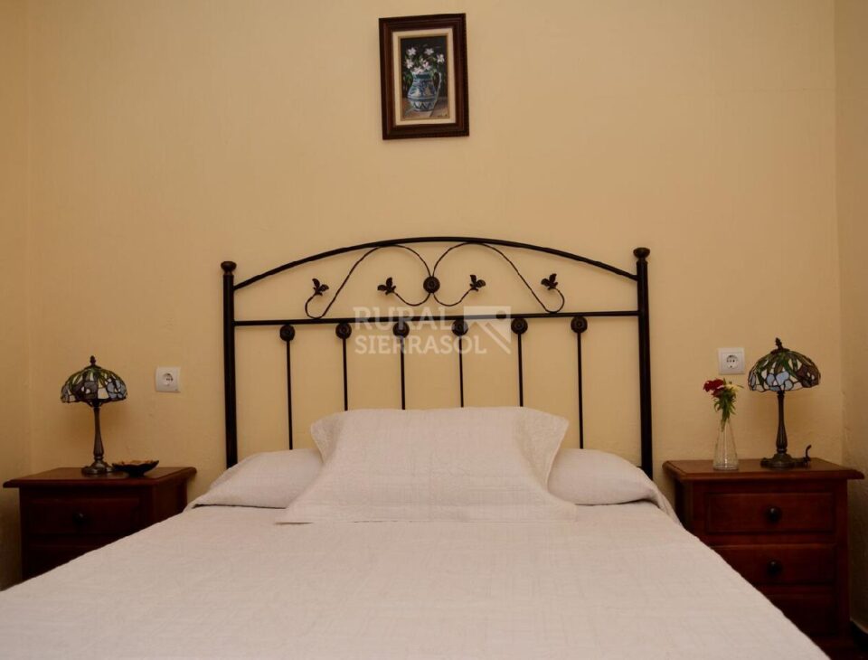 Dormitorio con cama de matrimonio de Casa rural en Alcaucín (Málaga)-3714