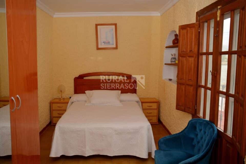 Dormitorio con cama doble de Casa rural en Alcaucín (Málaga)-3714